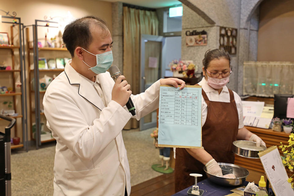 花蓮慈院營養師范綱傑(左)比較市售月餅及綠豆燕麥月餅的熱量。