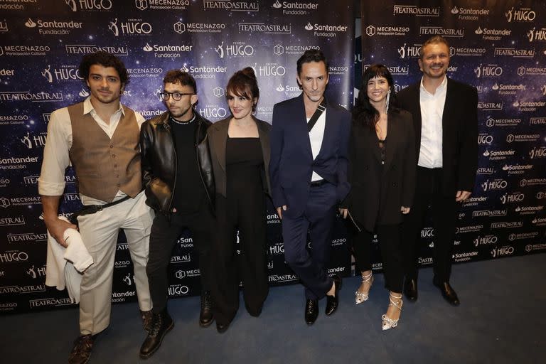 Jorgelina Aruzzi, Griselda Siciliani y Hervé Segata posaron junto con el resto del equipo de Pura Sangre para la prensa