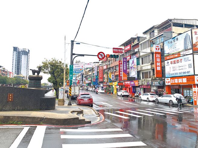 一名詹姓男子去年3月在基隆市仁一路開車超速遭開罰，但詹男不服處分提告，法院駁回告訴。圖為基隆市仁一路。（徐佑昇攝）