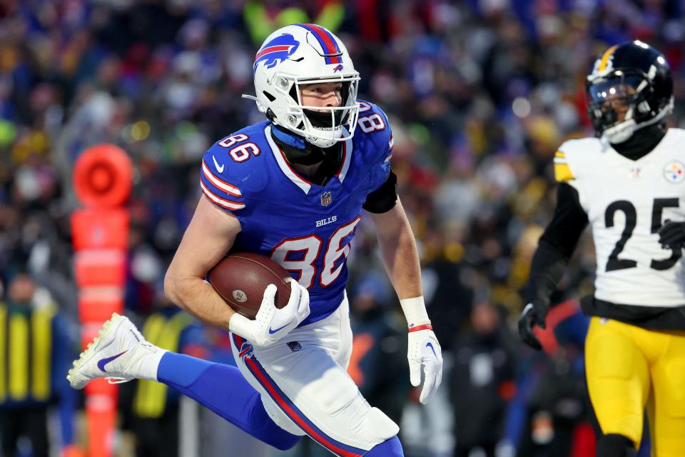 Buffalo tight end Dalton Kincaid scores against Pittsburgh.