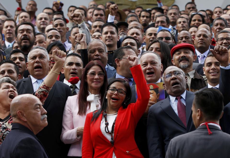 ARCHIVO - La presidenta de la nueva Asamblea Constituyente, Delcy Rodríguez, vestida de rojo, en el medio de los nuevos integrantes recién juramentados en una foto, en Caracas, Venezuela, el 4 de agosto de 2017. (AP Foto/Ariana Cubillos, Archivo)