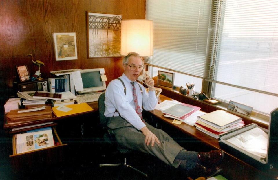 Then-Assemblyman Phil Isenberg, 53, works in his Capitol office in February 1993. The former Sacramento mayor was described as one of the Legislature’s smartest members.