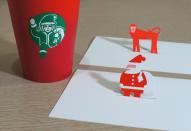 <p>Ho! Ho! Ho! Während Starbucks die Becher zur Vorweihnachtszeit gerne mal in ein kräftiges Rot taucht oder mit Sternchen schmückt, schöpft Soo Min Kim aus den Vollen und verwandelt die Meerjungfrau kurzerhand in eine Weihnachtsfrau. </p>