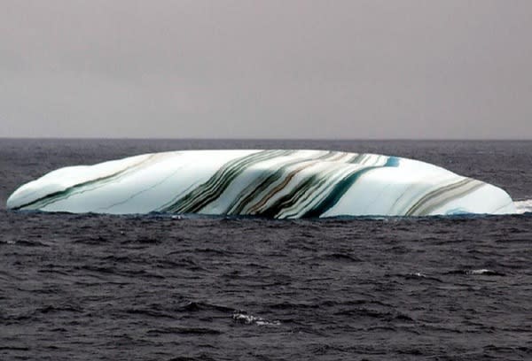 Icebergs con rayas de colores