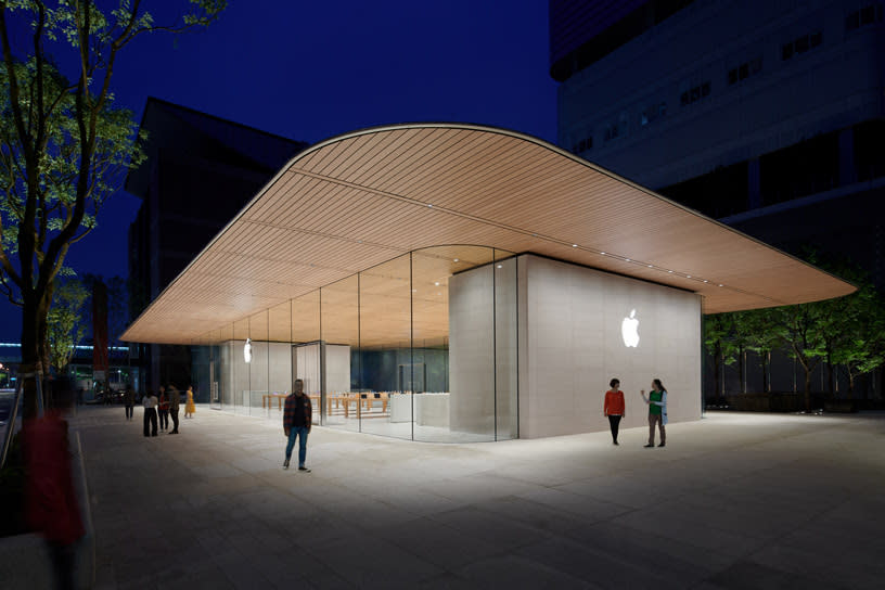 ▲台灣第二家Apple直營店信義 A13 上周六正式開幕，為獨立的兩層樓建築。圖片來源：取自Apple官方