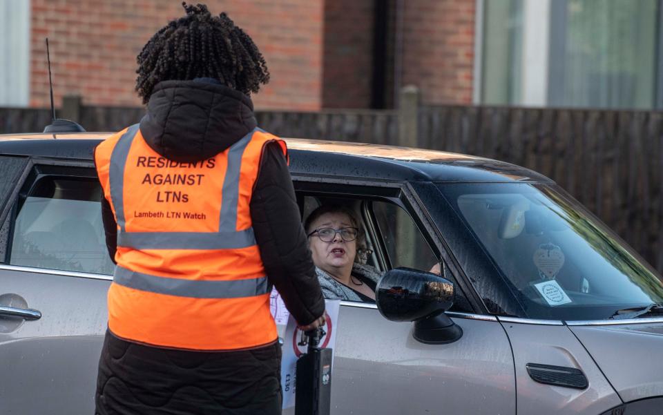 A campaigner speaks to a driver about the LTN in Lambeth