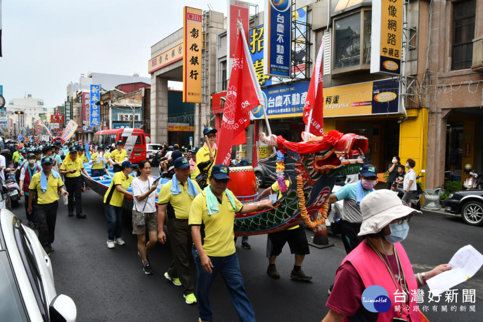 踩街龍舟。圖／記者鄧富珍攝