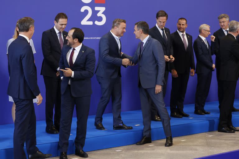 Pedro Sánchez, junto a líderes y miembros de las delegaciones europeas, en Granada. (AP/Fermin Rodriguez)