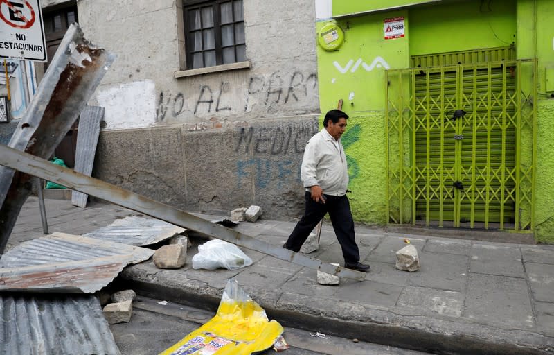 Vestiges of last night's protests in La Paz