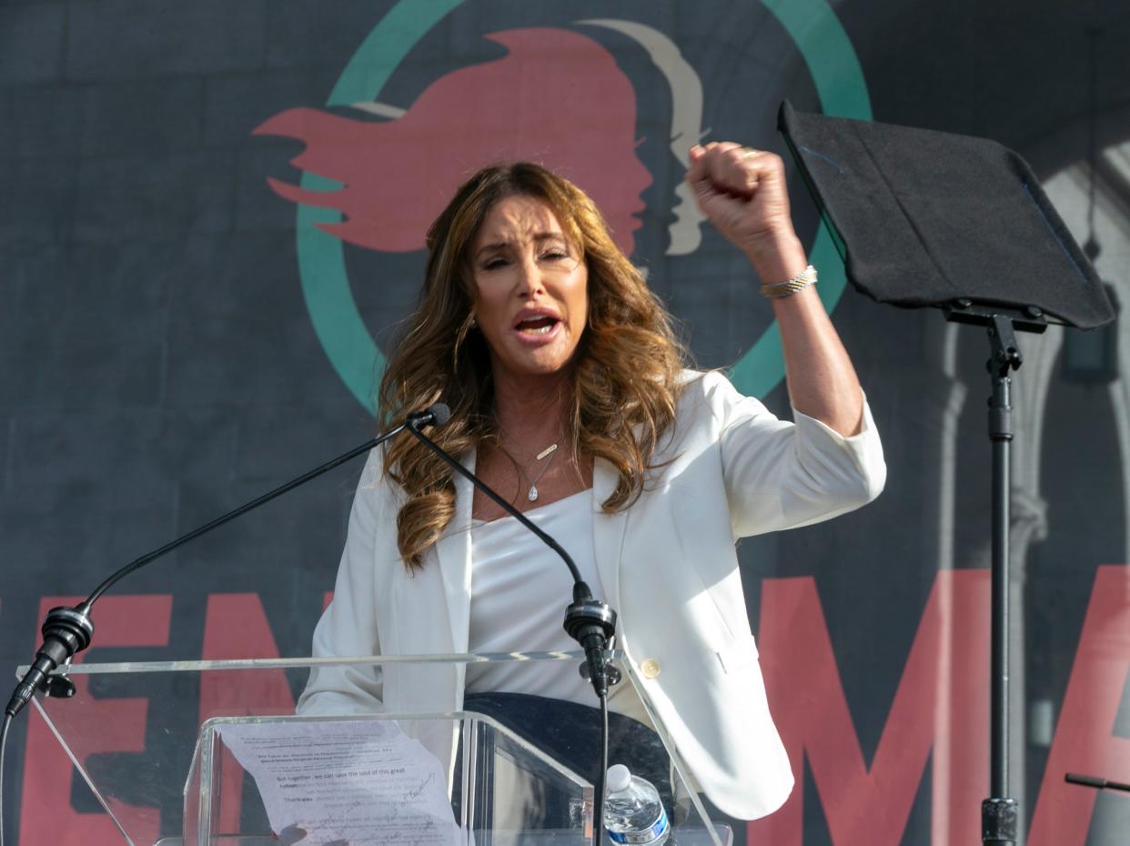 Caitlyn Jenner habla en la 4a Marcha de Mujeres en Los Ángeles el 18 de enero de 2020 (AP)