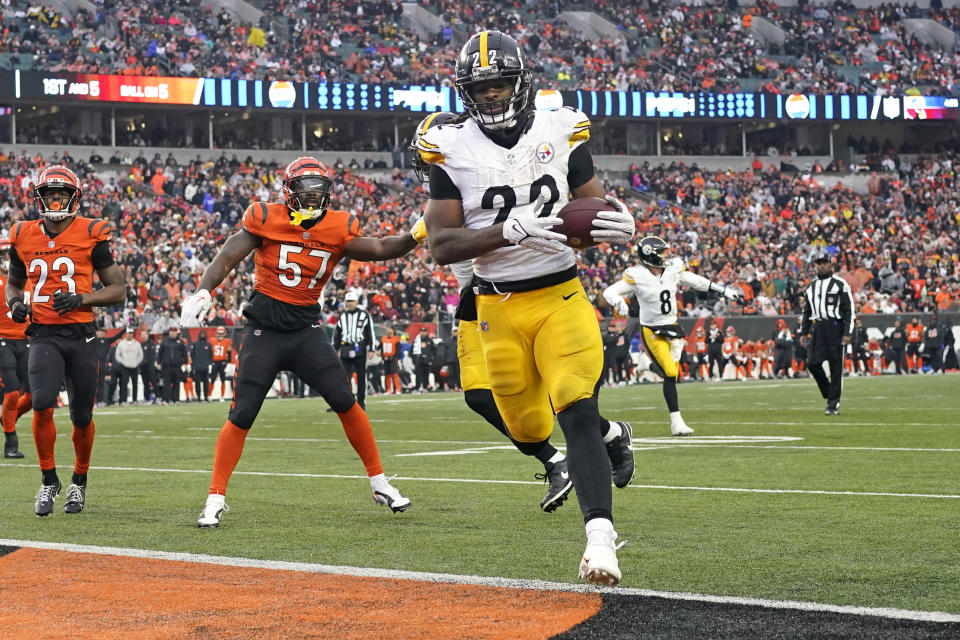 Pittsburgh Steelers running back Najee Harris (22) scores during the second half of an NFL football game against the Cincinnati Bengals in Cincinnati, Sunday, Nov. 26, 2023. (AP Photo/Carolyn Kaster)