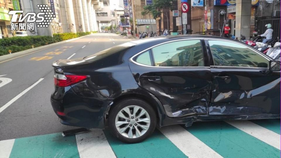 女律師的車身鈑金凹陷。（圖／TVBS）