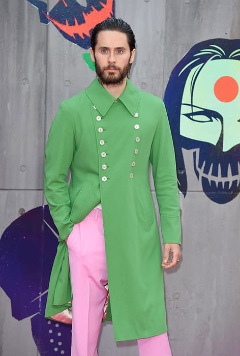 A la première européenne de Suicide Squad à Londres, Jared Leto tente les mix avec ce haut aux influences militaires. Pour adoucir l’ensemble, il choisit des couleurs pop. Un style maîtrisé.