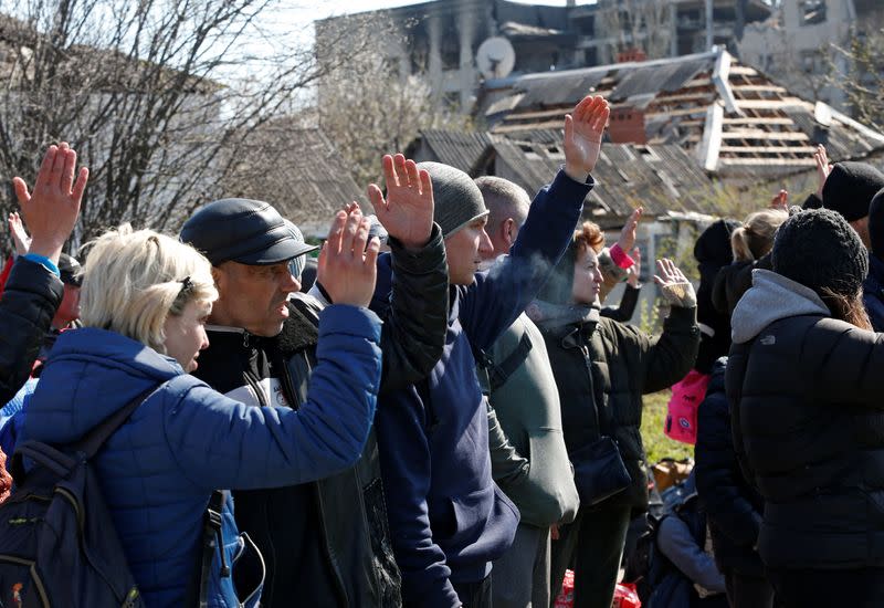 Evacuees leave Mariupol