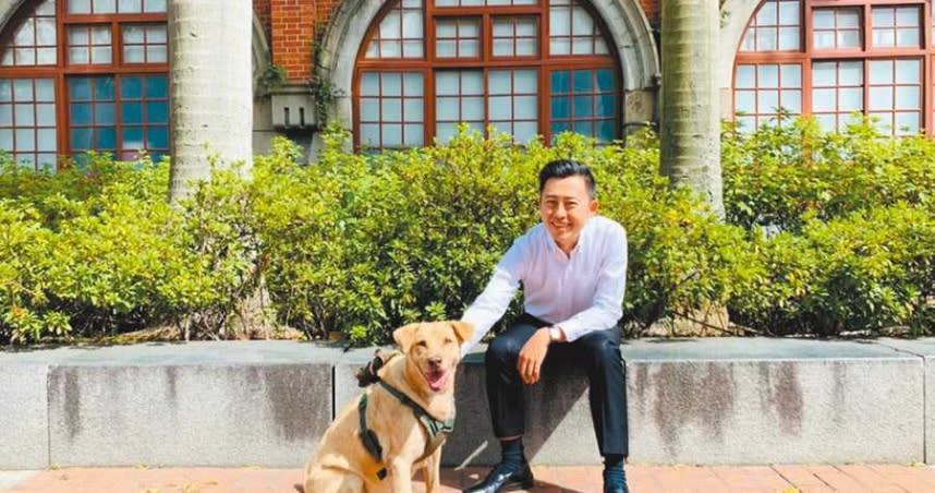 新竹市犬棕棕搬到市府生活後，首個任務是代言本周毛寶貝同樂會。（圖／邱立雅攝）