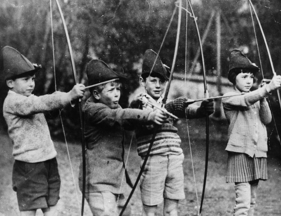 Príncipe Felipe de Grecia, luego Duque de Edimburgo, con sus compañeros de clase en la escuela estadounidense MacJannet en St-Cloud. El príncipe es el segundo niño desde la izquierda.