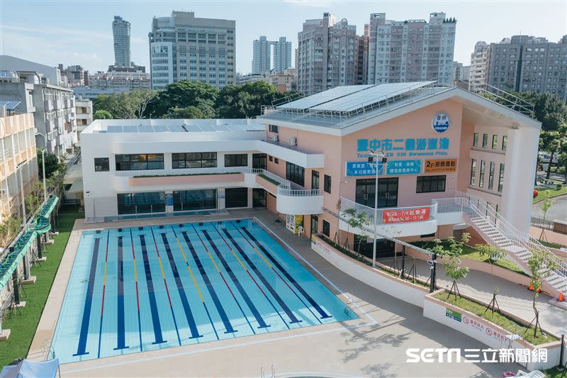 擁有室內外泳池和多功能設備，深受當地居民喜愛，成為大家最新消暑、運動的好去處。（圖／中市運動局授權提供）