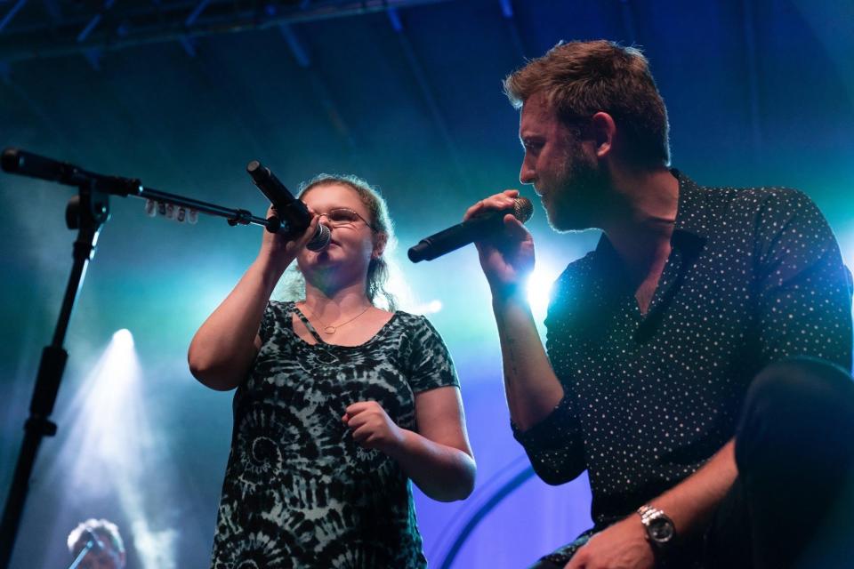 Sarah Hardwig sings with Lady A's Charles Kelley at the pro-am concert at the 2019 QBE Shootout in Naples. They sang "American Honey" a year after they did a duet of "Need You Now."