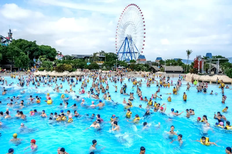 ▲麗寶樂園水陸雙園─探索世界、馬拉灣、天空之夢摩天輪因颱風來襲進行預防性休園，暫停營運一日。（圖／麗寶樂園提供）