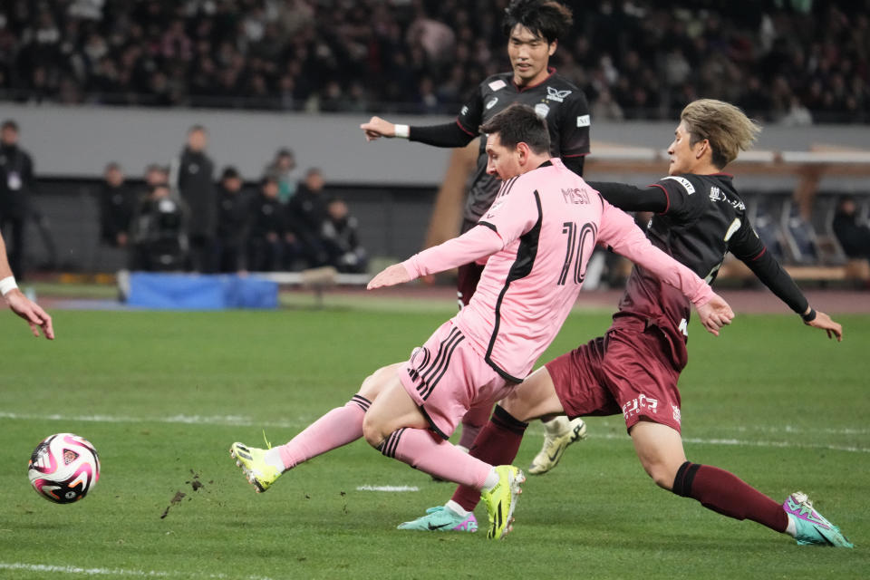 TOKYO, JAPAN - FEBRUARY 07: Nanasei Iino (R) of Vissel Kobe and Lionel Messi (L) of Inter Miami CF compete for the ball  during the preseason friendly match between Vissel Kobe and Inter Miami at National Stadium on February 07, 2024 in Tokyo, Japan. (Photo by Hiroki Watanabe/Getty Images)