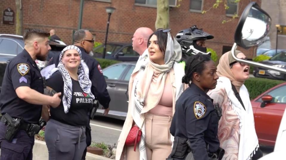 Police arresting demonstrators at the Brooklyn Bridge. FNTV/Olga Fe