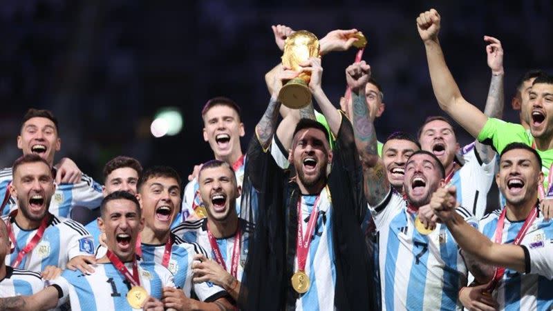 梅西奪下生涯世界盃首冠，披著黑袍與阿根廷隊友狂歡，高舉大力神盃。（圖／翻攝自FIFA官網）
