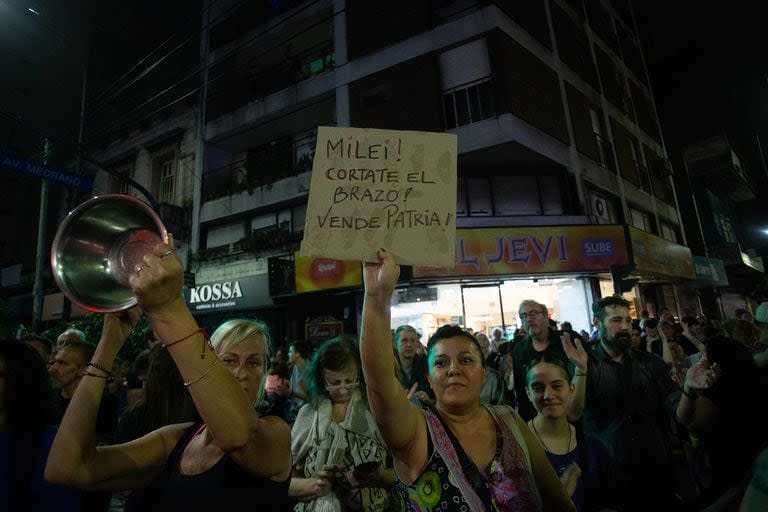 Corte Av. Rivadavia y Av. Medrano (ALMAGRO) tras el anuncio de Milei. 20/12/23