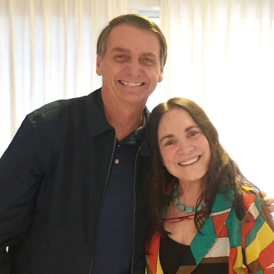 Regina Duarte e Bolsonaro em 2018, durante a campanha para a presidência, quando a atriz declarou seu apoio ao então candidato do PSL (Foto: Reprodução/Redes Sociais)