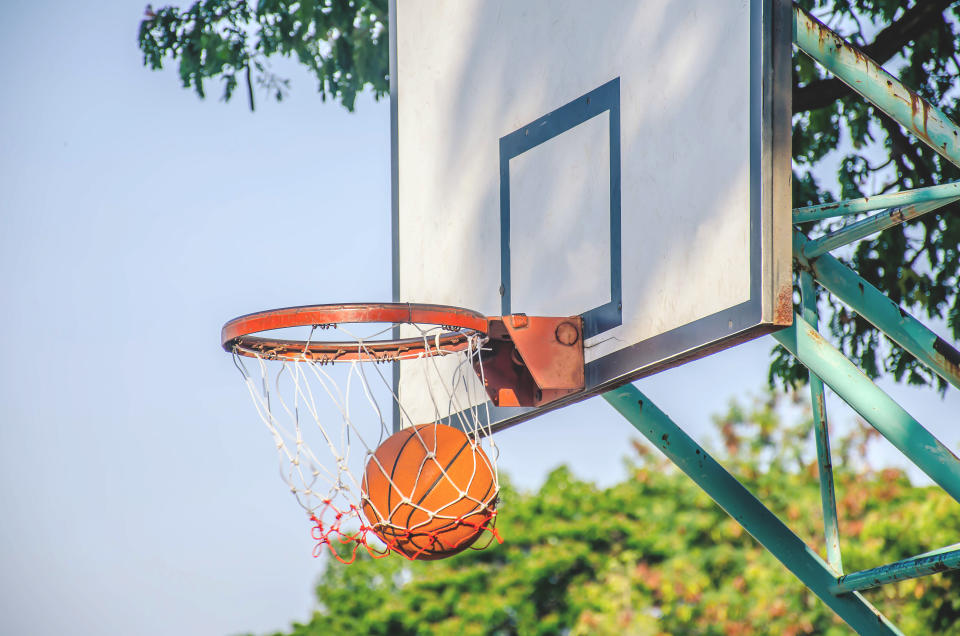 Normalerweise löst ein Treffer beim Basketball nicht so eine Kettenreaktion aus. (Symbolbild: Getty)