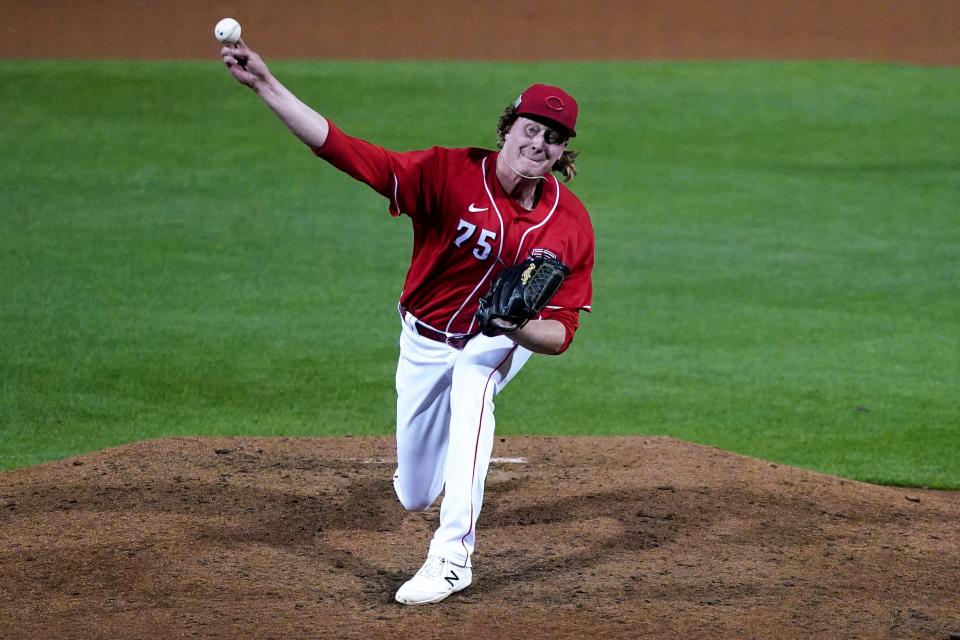 El lanzador invitado fuera de la lista de los Cincinnati Reds, Trey Wingenter (75), hace un lanzamiento durante un juego de entrenamiento de primavera contra los Oakland Athletics, el sábado 19 de marzo de 2022, en Goodyear Ballpark en Goodyear, Arizona.