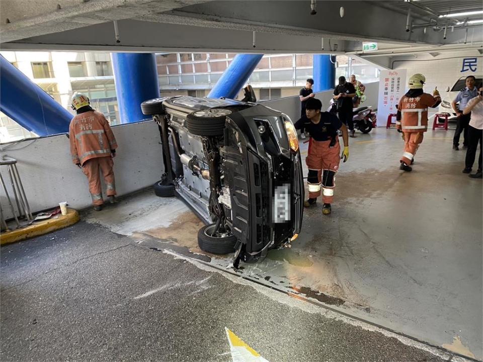 快新聞／巨城停車塔事故！70歲男疑煞車失靈撞車後翻覆　３人受傷急送醫治療