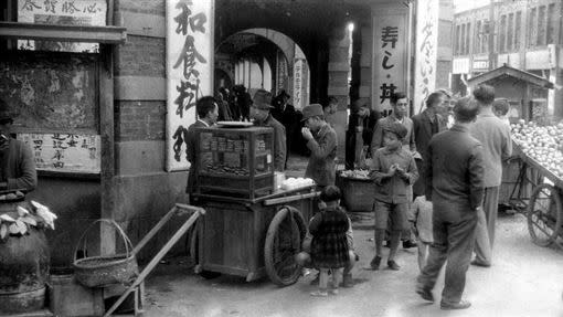 80年前的臺北街頭早餐名店，位在延平北路跟南京西路的光食堂前。（圖／夏門攝影、王佐榮、蒼壁出版提供）