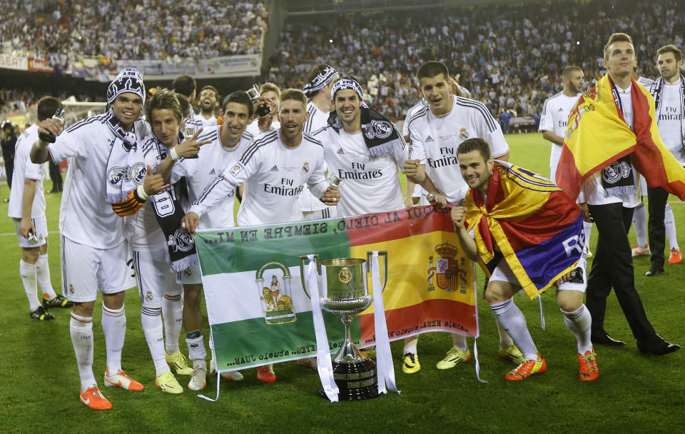 Real Madrid players celebrate after winning the final of the Copa del Rey between FC Barcelona and Real Madrid at the Mestalla stadium in Valencia, Spain, Thursday, April 17, 2014. (AP Photo/Alberto Saiz)