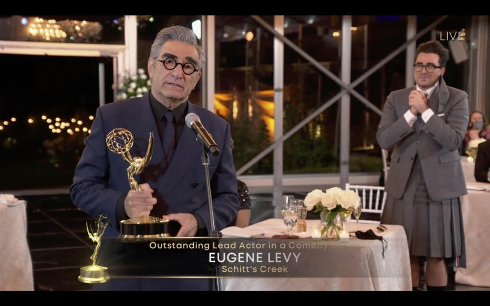 La última temporada de 'Schitt's Creek' arrasó en los Emmy al llevarse los siete premios a los que optaba. Uno de ellos fue para su protagonista, Eugene Levy, cuyo discurso también se merece un galardón: "Ya os dije que iba ganar. Es irónico que este papel me dé un Emmy por mi actuación. Me tengo que plantear los últimos 50 años de mi vida. Quizás en otro momento". (Foto: ABC / Getty Images)