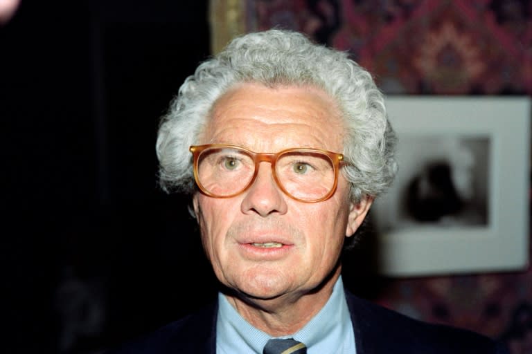 British photographer David Hamilton, known for his widely published nude images of underage girls, was found in a state of cardiac arrest at his Parisian home late on November 25 and declared dead an hour later