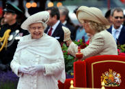 ARCHIVO - La reina Isabel II y Camila, la duquesa de Cornualles, hablan durante el desfile del Jubileo de Diamante en el río Támesis, en Londres, el domingo 3 de junio de 2012. (AP Foto/John Stillwell, Pool, Archivo)