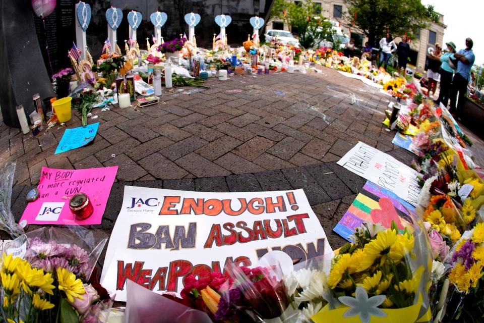 Un memorial para los siete muertos en el tiroteo de Highland Park (Copyright 2022 The Associated Press. Todos los derechos reservados)