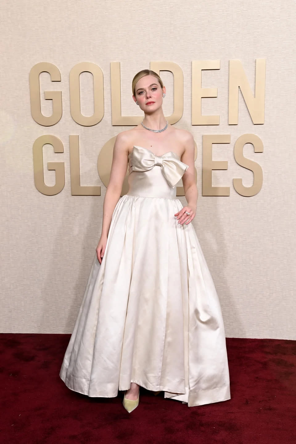 Elle Fanning sah in einem Vintage-Kleid von Pierre Balmain umwerfend aus. Foto: Getty