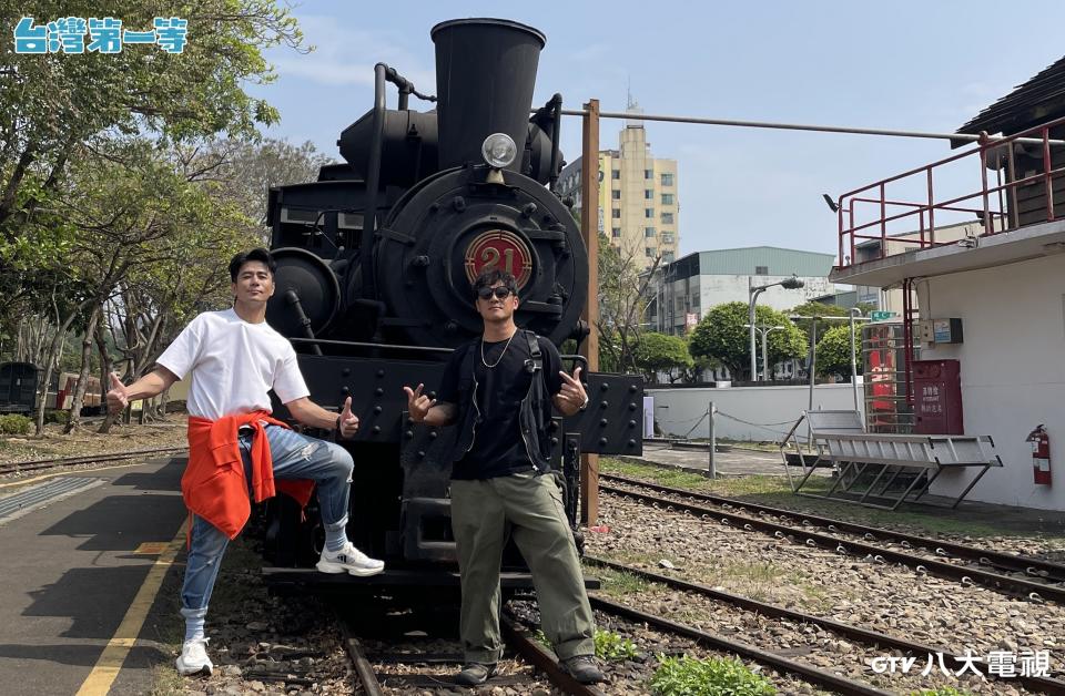 郭彥均（左）和竇智孔（右）到嘉義參觀百年蒸氣火車（圖／八大）