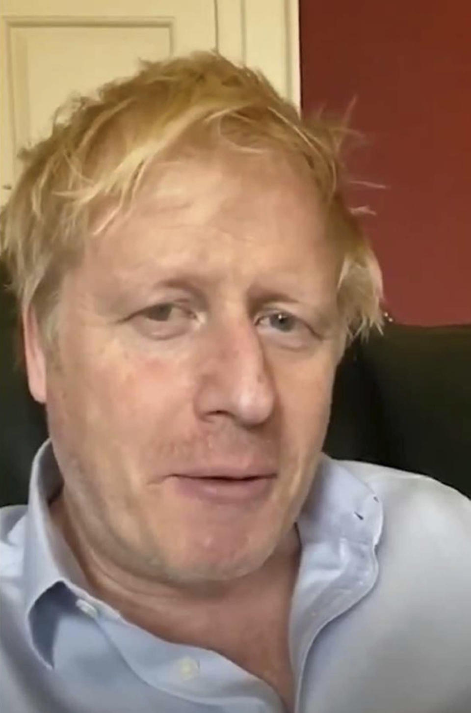 En esta imagen tomada de un video de la cuenta oficial de Twitter de Boris Johnson, el primer ministro británico envía un mensaje mientras permanece en aislamiento desde que contrajo COVID-19, el viernes 3 de abril de 2020. (TWITTER/@BorisJohnson vía AP)