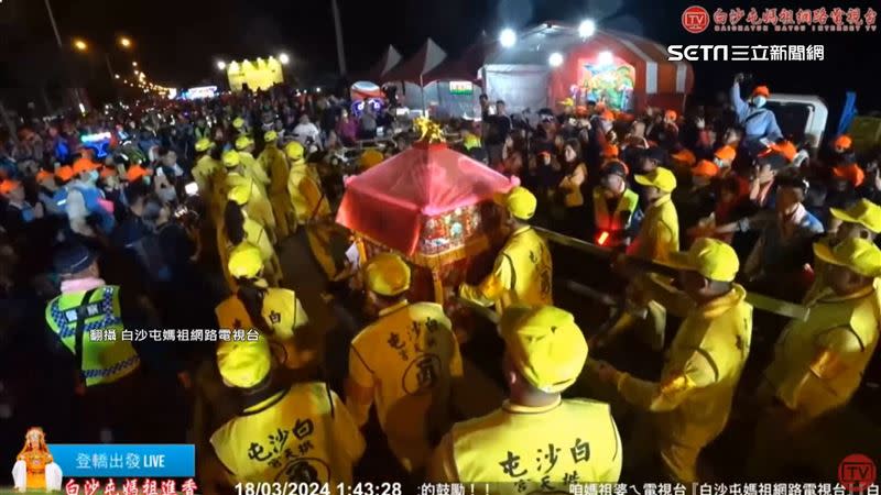 數十名黑衣民眾跪拜在地，白沙屯媽祖同樣繞道離開。