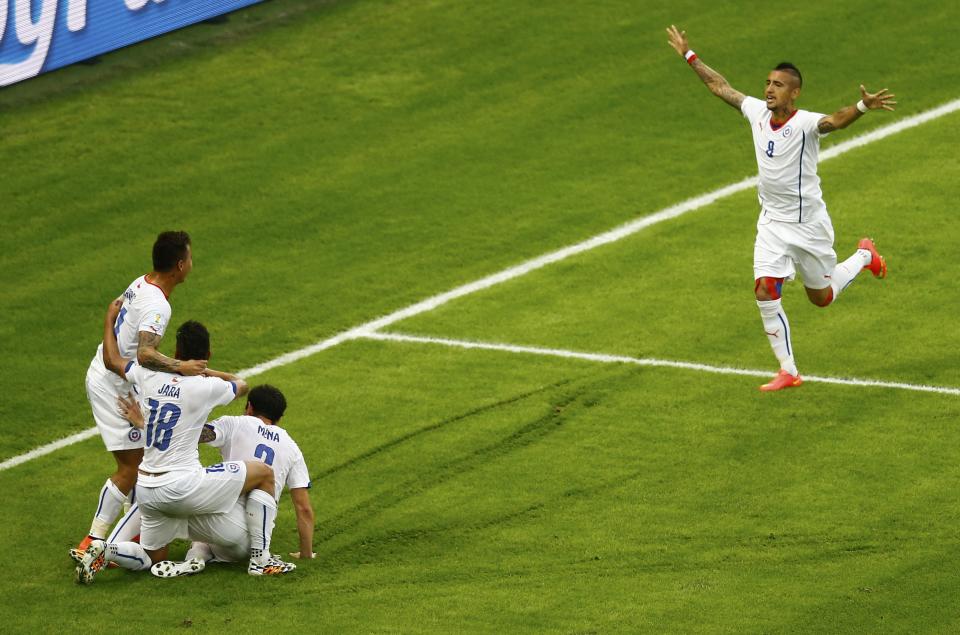 Chile players celebrate after scoring a goal during the 2014 World Cup Group B soccer match between Spain and Chile at the Maracana stadium in Rio de Janeiro June 18, 2014. REUTERS/Ricardo Moraes (BRAZIL - Tags: TPX IMAGES OF THE DAY SOCCER SPORT WORLD CUP)