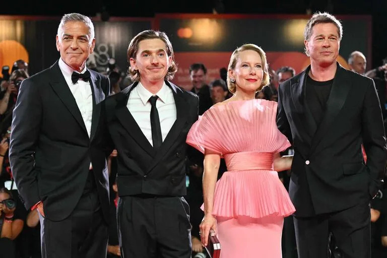 George Clooney, Austin Abrams, Amy Ryan y Brad Pitt, parte del elenco de Lobos, durante su llegada a la premier en el Festival de Venecia del nuevo film de Jon Watts