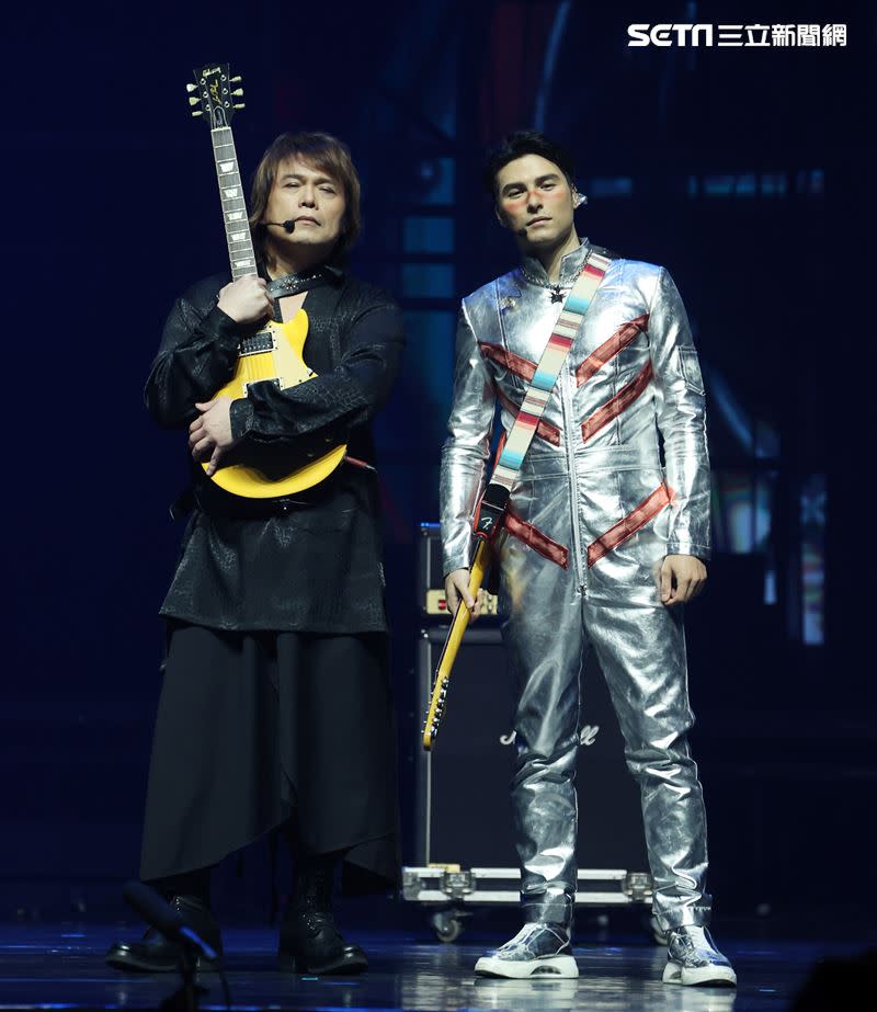鳳小岳（右）在搖滾歌劇中擔任主要角色。（圖／記者邱榮吉攝影）