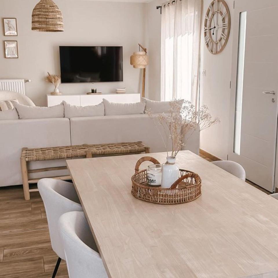 Une table à manger à la décoration moderne