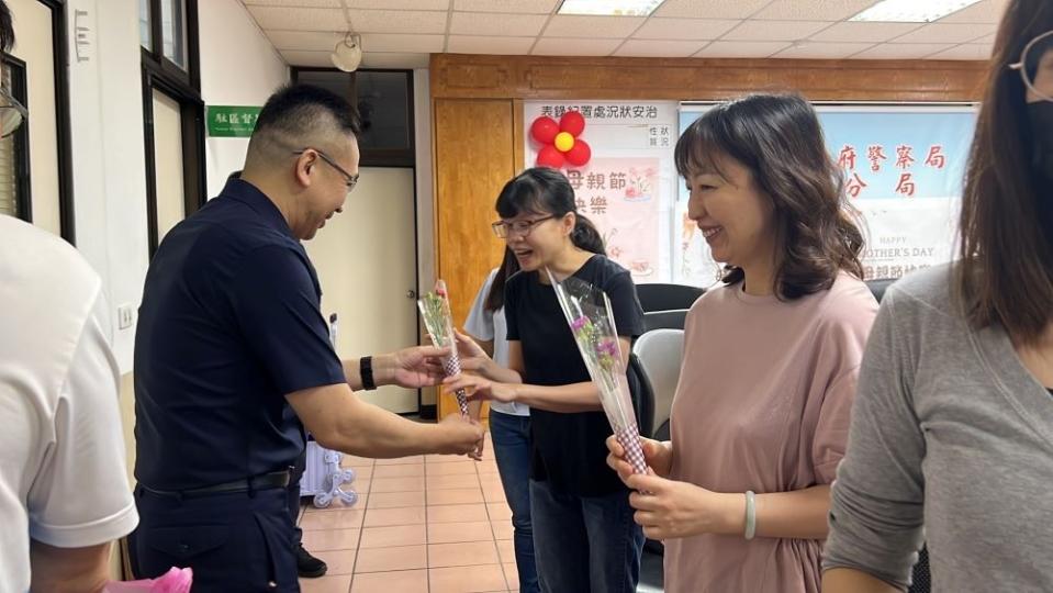 《圖說》林國民贈送女同仁康乃馨歡度母親節。〈樹林分局提供〉