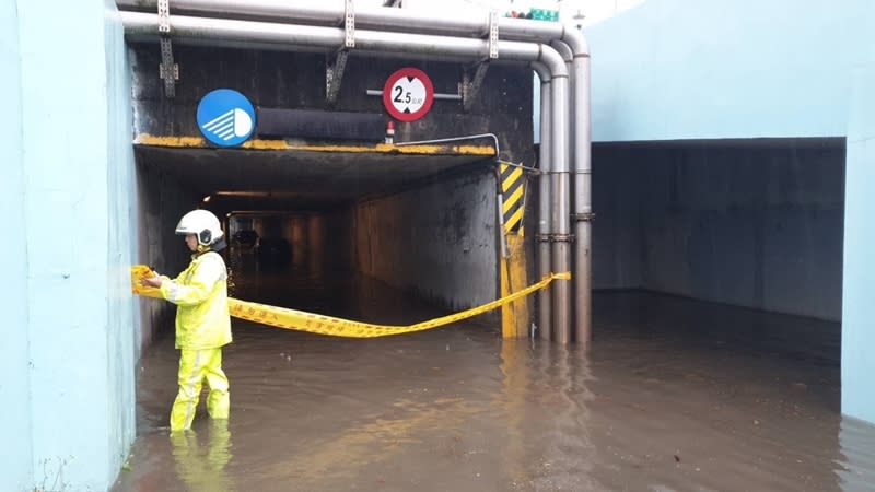 中央氣象署18日發布大雨特報，鋒面影響，易有短延時強降雨，台北市上午下起大雨，造成北投區中央北路二段257巷與大度路附近的涵洞淹水，兩車故障，無人員受傷。（翻攝照片／中央社）