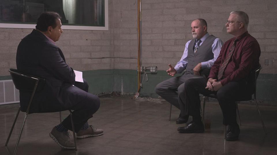 PHOTO: Phoenix police detective William Andersen and retired detective Stuart Somershoe are shown in an interview in 2023. (ABC News)