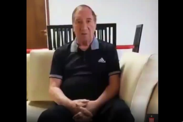 El doctor Bilardo, durante el breve mensaje que se conoció este martes