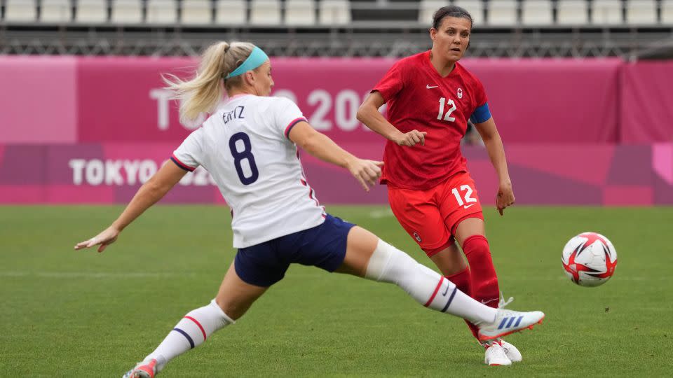 Sinclair patea el balón y supera a la mediocampista de la USWNT, Julie Ertz, durante la semifinal femenina de los Juegos Olímpicos de Tokio 2020. - Jack GruberUSA Today Sports